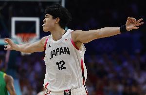冲的太狠了！渡边雄太半场4中1&罚球5中5 拿到7分3篮板1助攻