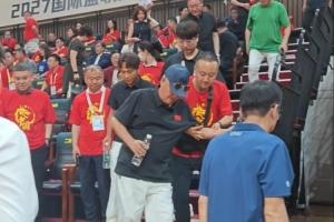 赵本山携宋小宝现场观看男篮世预赛 在工作人员搀扶下提前离场
