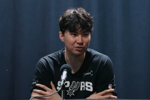 李贤重：我希望成为像克莱一样的球员 我的罚球节奏就是模仿他的