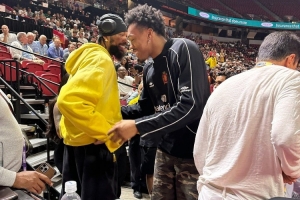英格拉姆带女友观战快船夏联 与前队友巴恩斯热情拥抱