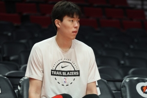 启蒙教练：杨瀚森第一次回国都快哭了 我很心疼他 家乡永远支持他