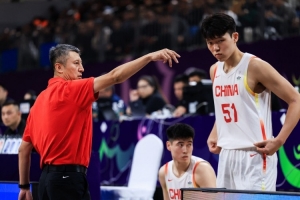 解说：杨瀚森8月为国出征不合适 不如休息 在国家队也没战术地位